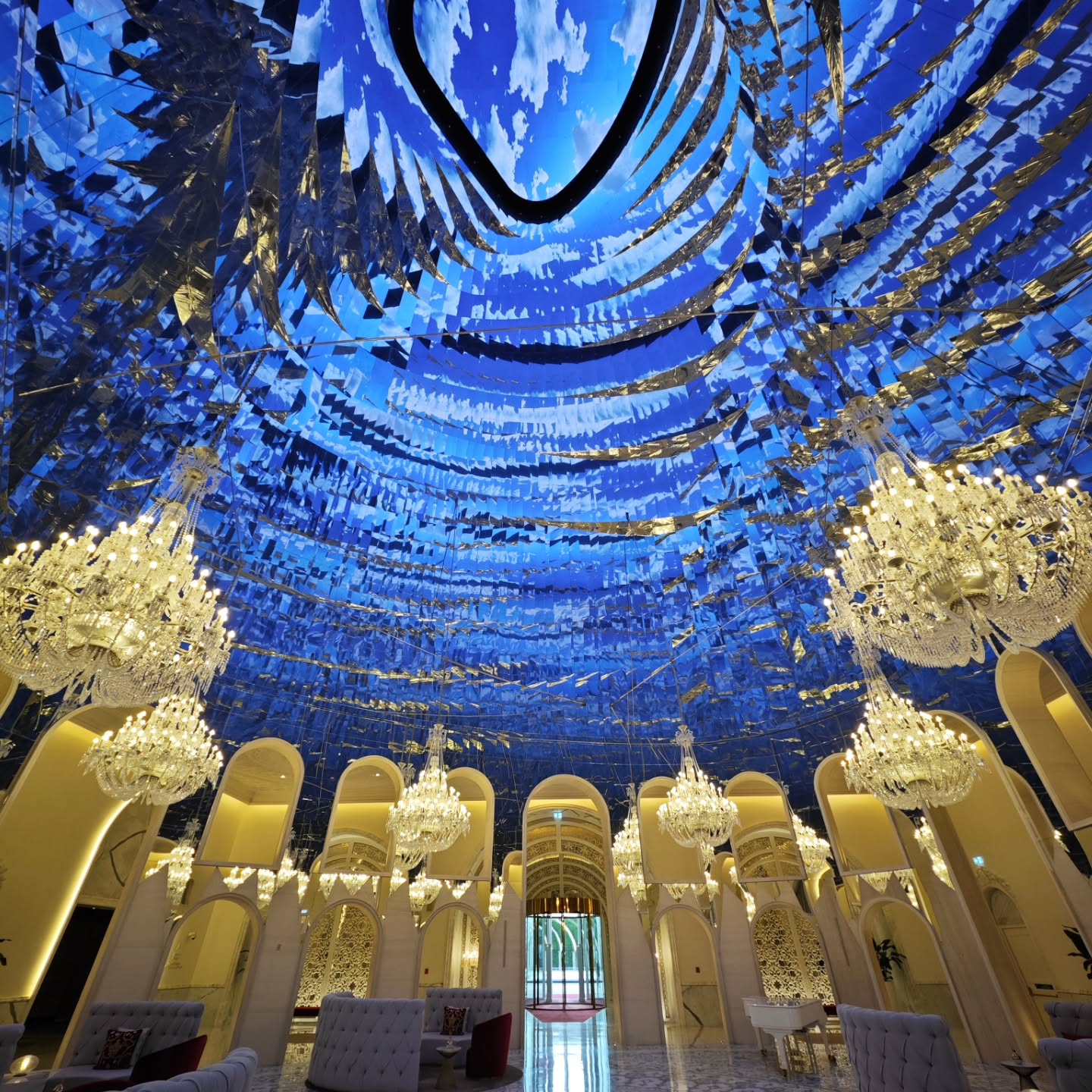 Hlavná lobby Raffles Doha s modrým lustrovým stropom